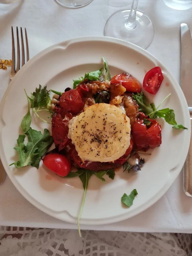 Tartelette Tatin Au St Marcelin Sur Lit de Tomates Confites